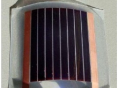 非晶矽/晶矽異質結太陽能電池（HIT）利用非晶矽工(gōng)藝簡單和晶矽轉化效率高的優勢，實現優勢互補，以獲得(de)光(guāng)電轉換效率高、成本低的太陽能電池。HIT太陽能電池的優點：1）低溫工(gōng)藝：在較低溫度下(<250℃)制造；2）高效率：HIT電池獨有的帶本征薄層的異質結結構，在PN結成結的同時完成了單晶矽的表面鈍化，大(dà)大(dà)降低了表面、界面漏電流，提高了電池效率；3）高穩定性：沒有光(guāng)衰變效應，HIT電池的溫度穩定